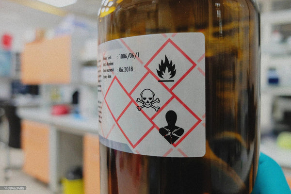 Perché spesso i profumi hanno un odore "chimico"?